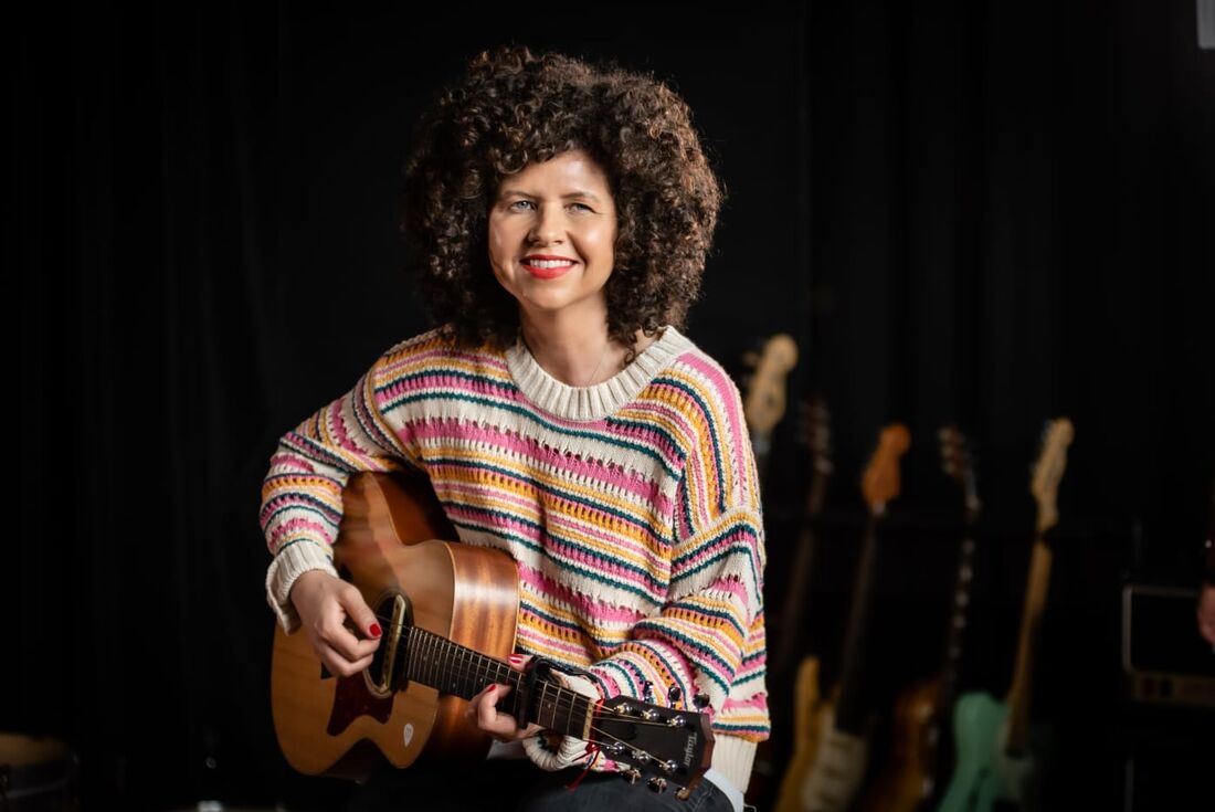 Concorra a um violão autografado pela cantora Roberta Campos