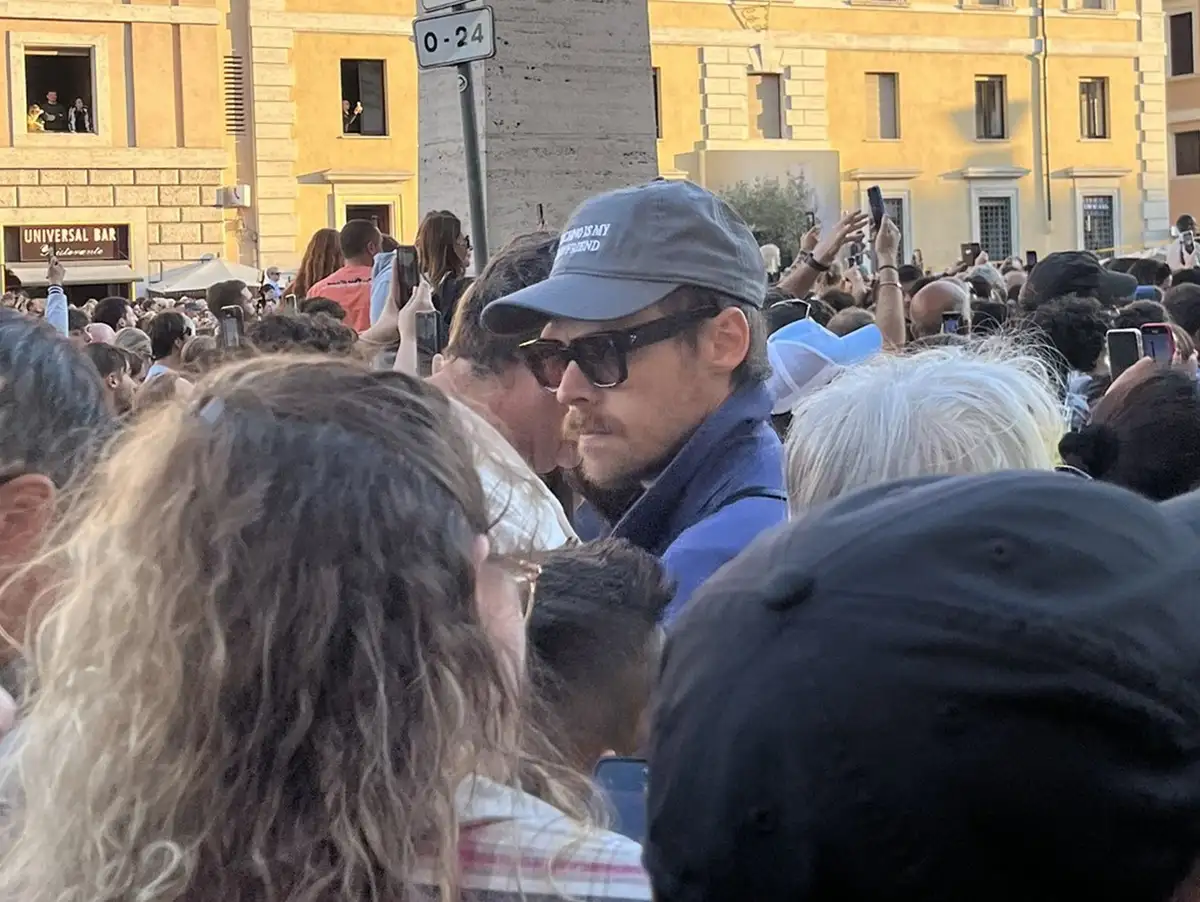 Harry Styles assiste ao anúncio de novo Papa