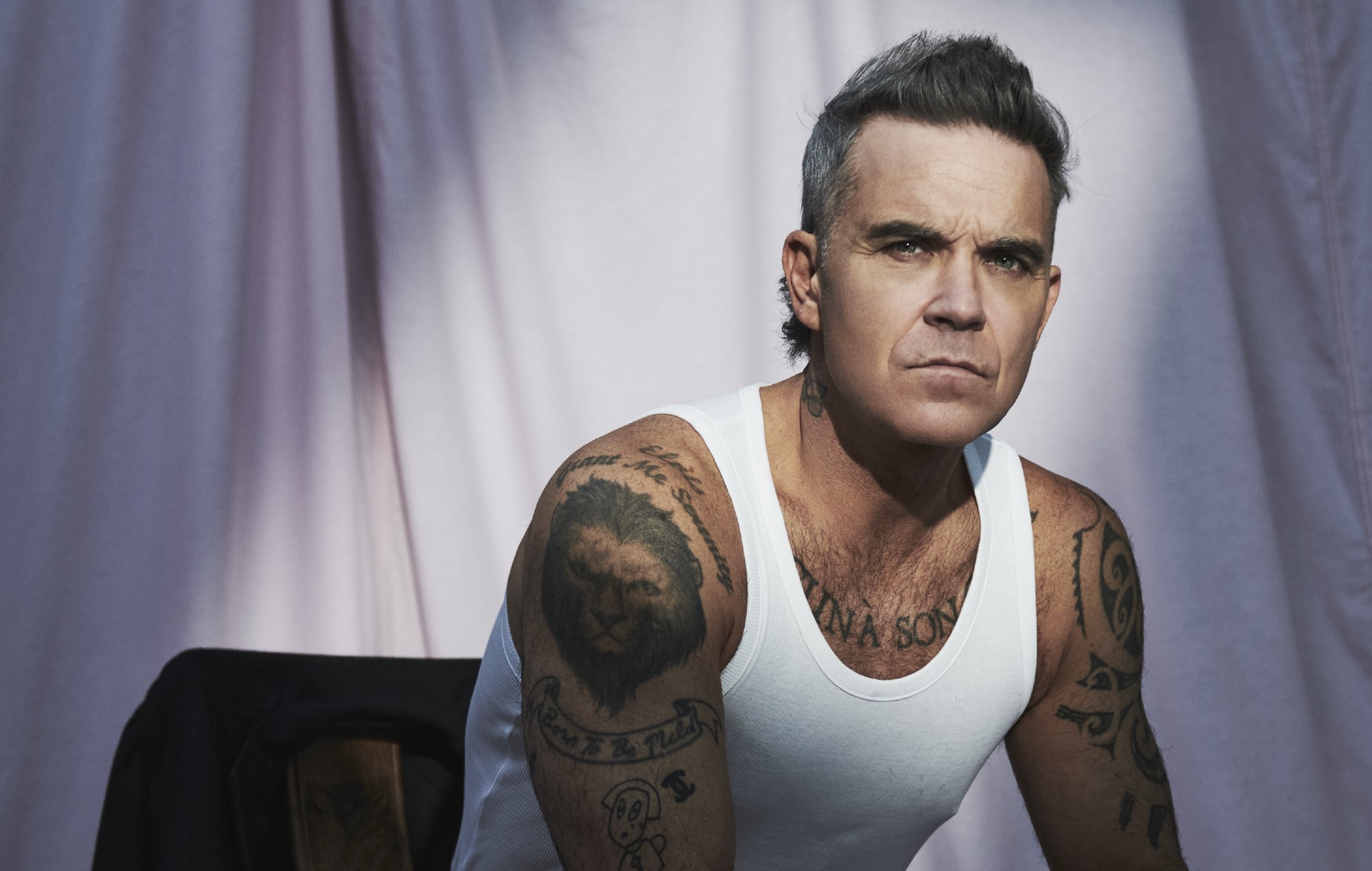 Robbie Williams revela novo álbum e parceria com Tony Iommi, do Black Sabbath
