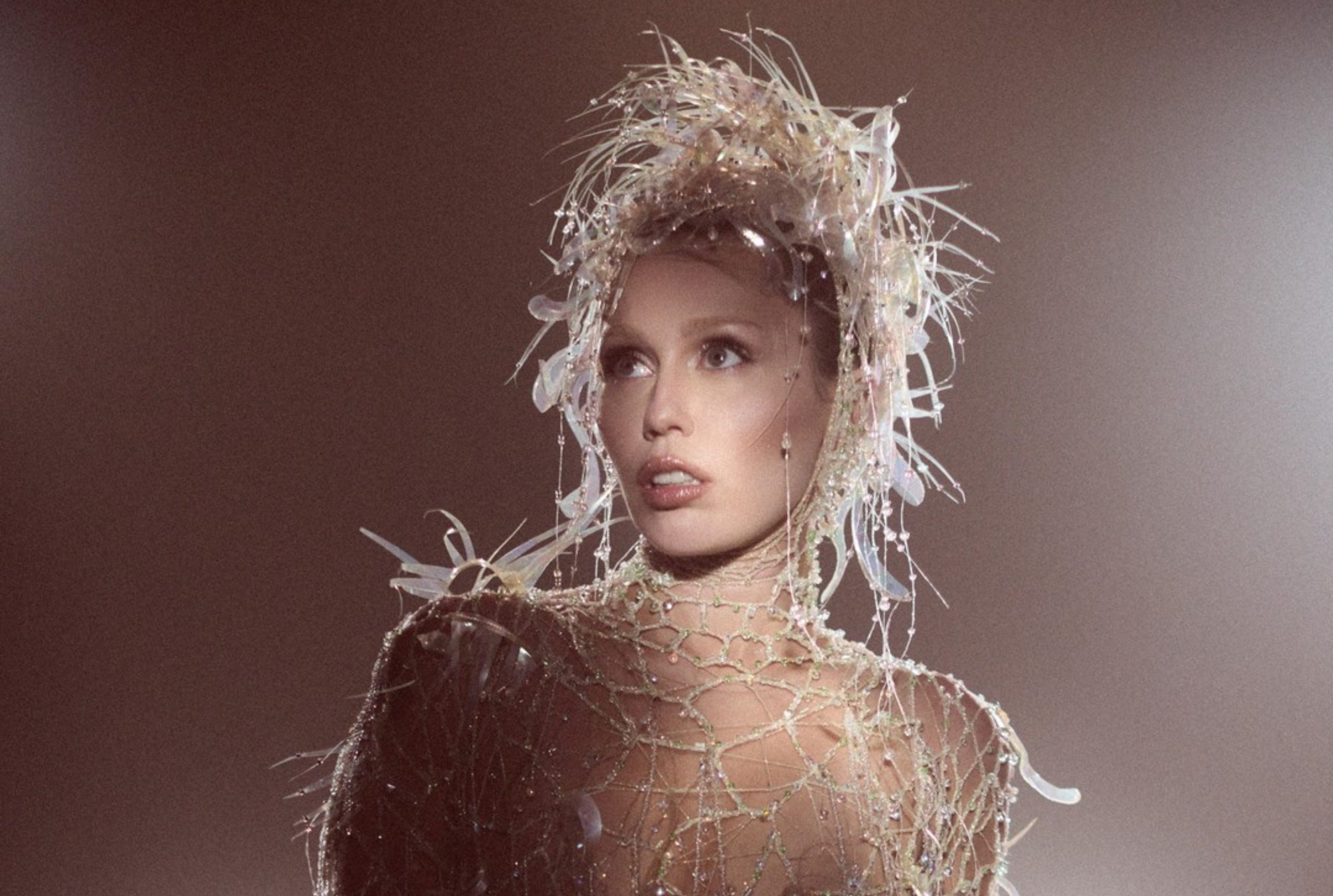 Miley Cyrus lança o novo álbum, “Something Beautiful”