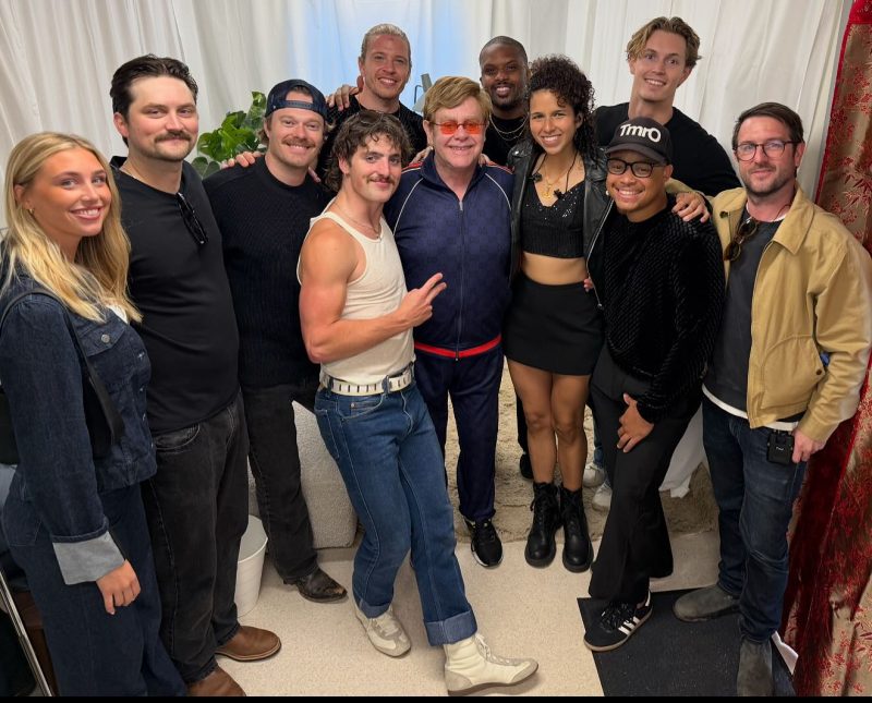Com foto ao lado de Benson Boone, Elton John elogia banda do jovem cantor - Galeria 1 - Imagem 1