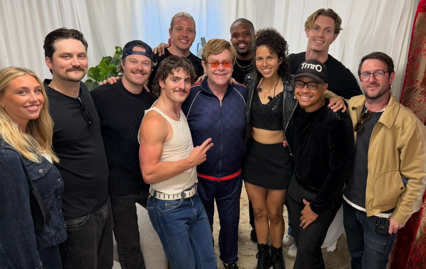 Com foto ao lado de Benson Boone, Elton John elogia banda do jovem cantor