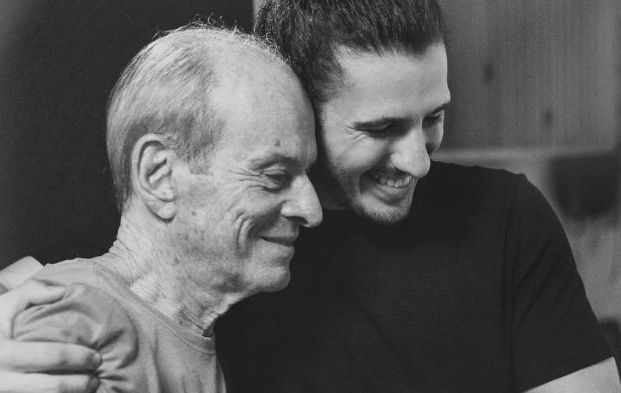 Cantor catarinense lança música inédita com Ney Matogrosso