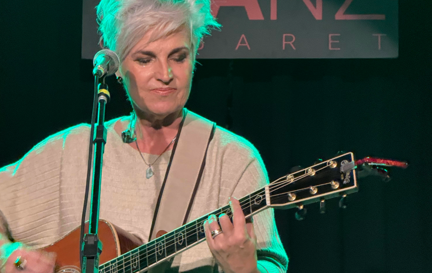 Isabella Taviani encanta em show intimista no Fraz Cabret, em Florianópolis