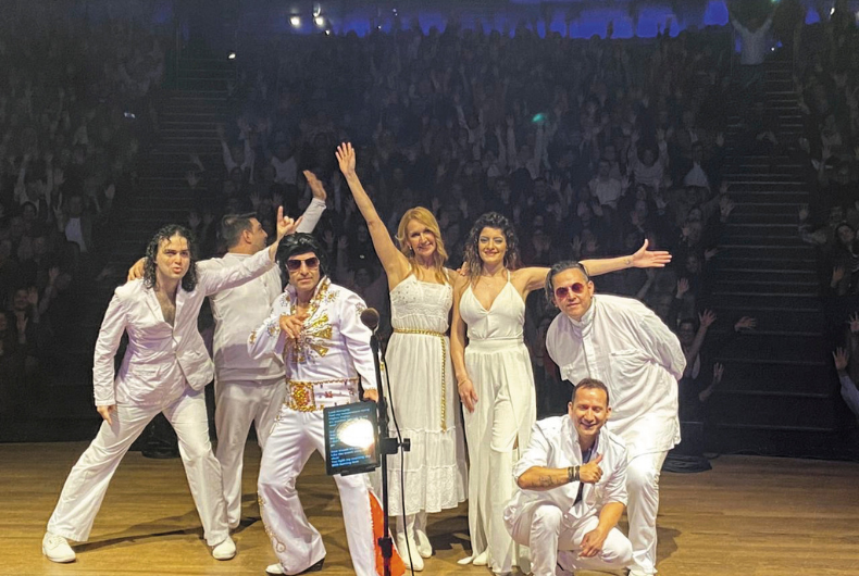 Tributo a ABBA e Elvis Presley desembarca na capital catarinense