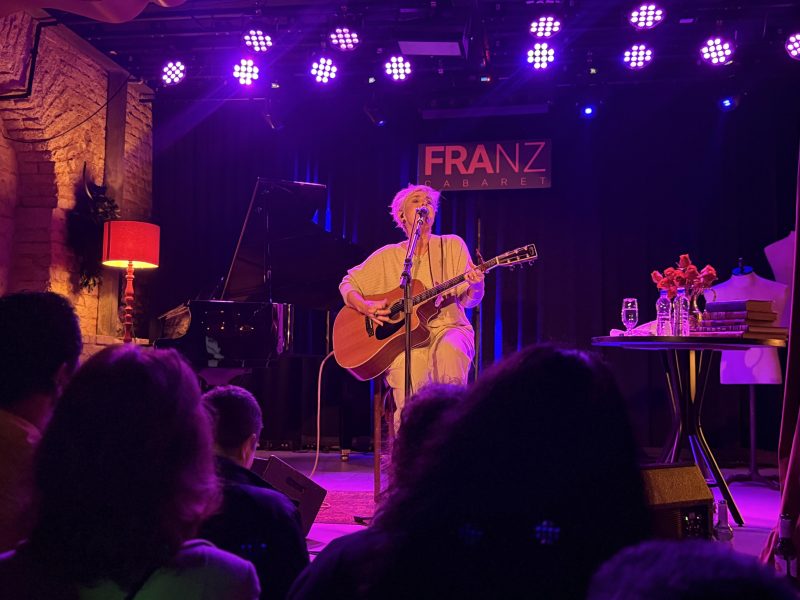 Isabella Taviani encanta em show intimista no Franz Cabaret, em Florianópolis - Galeria 1 - Imagem 2