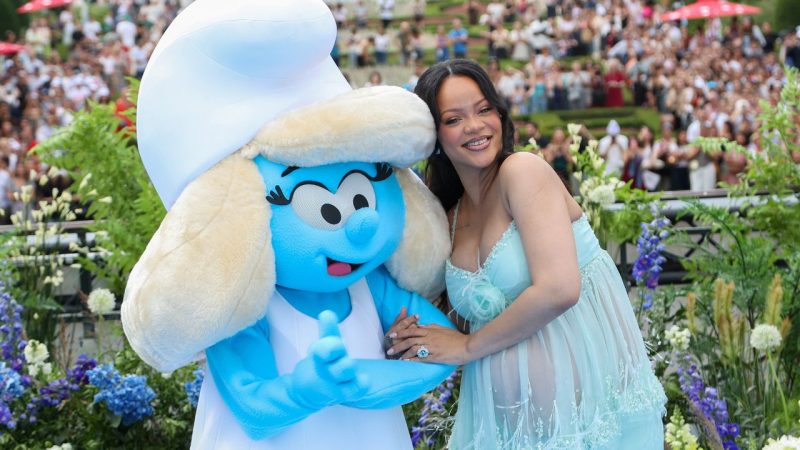 Durante a première do filme “Smurfs”, Rihanna revelou sua música favorita para cantar no karaokê - Galeria 1 - Imagem 1
