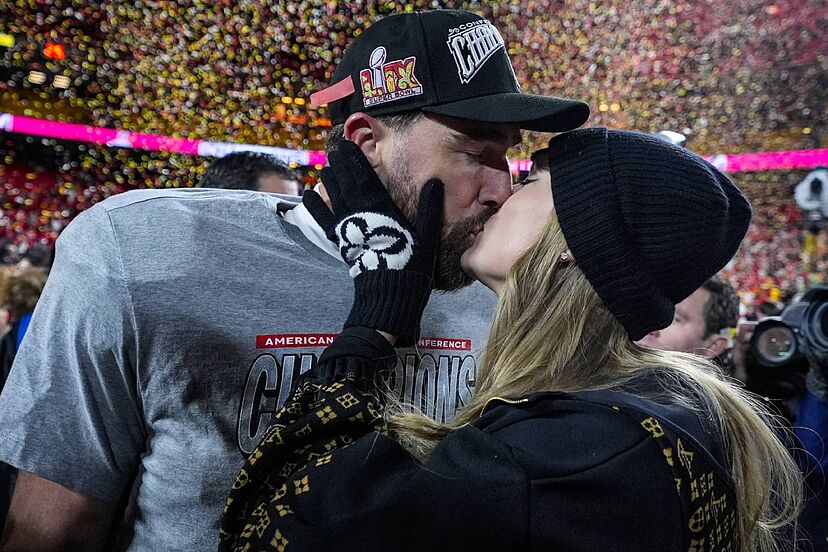 Taylor Swift e Travis Kelce oficializam noivado com post especial nas redes
