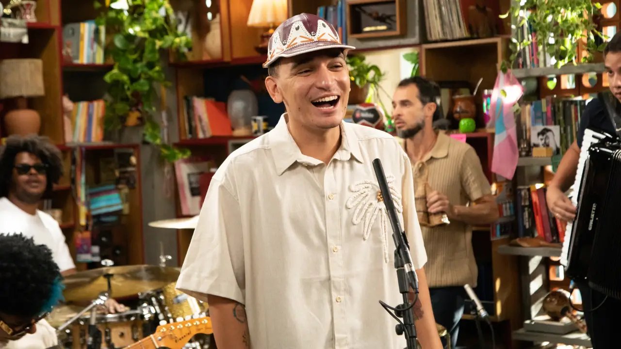 Tiny Desk Brasil estreia com performance intimista de João Gomes
