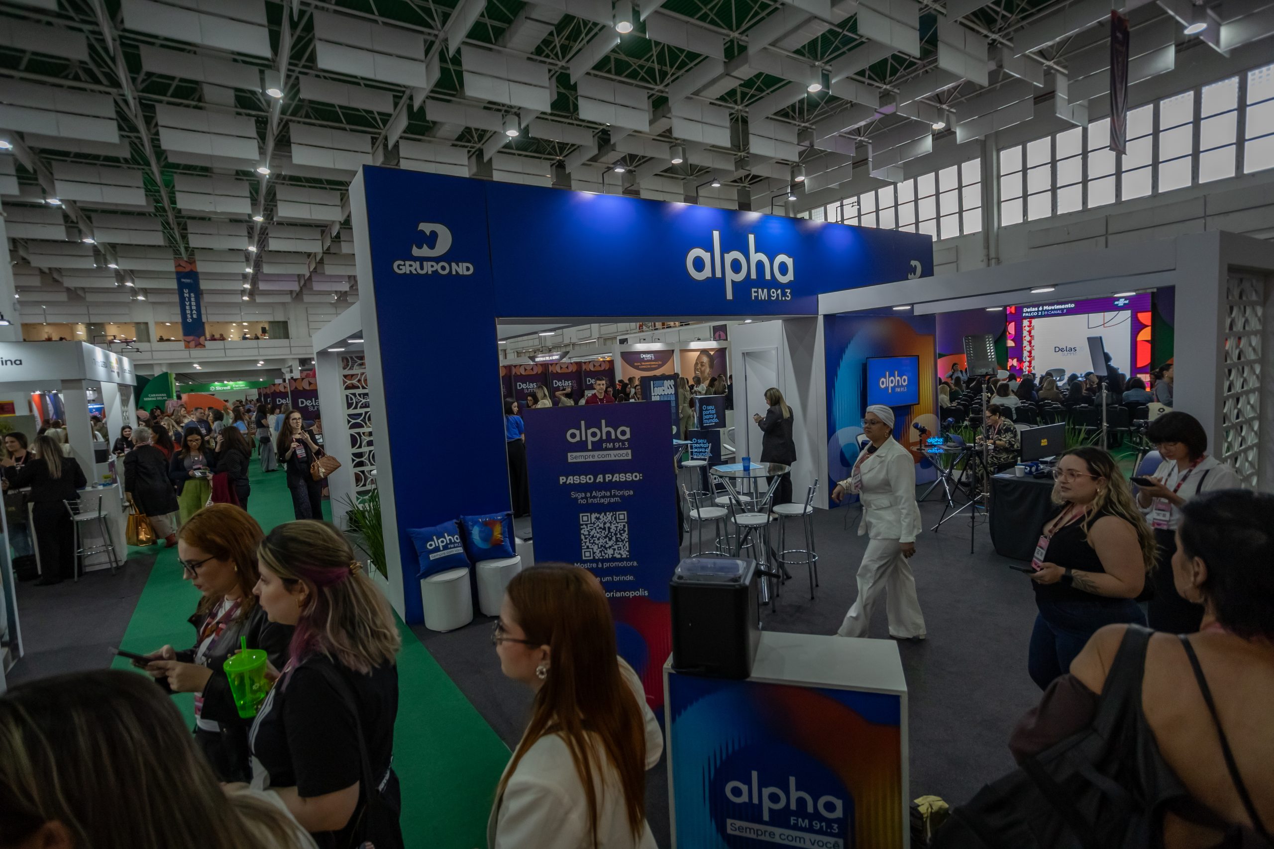 Segundo dia de Delas Summit tem gravação do Alpha Pod e palestra inspiradora de Cris Arcangeli