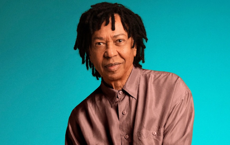 Djavan revisita carreira e bastidores da turnê “Djavanear” em nova websérie