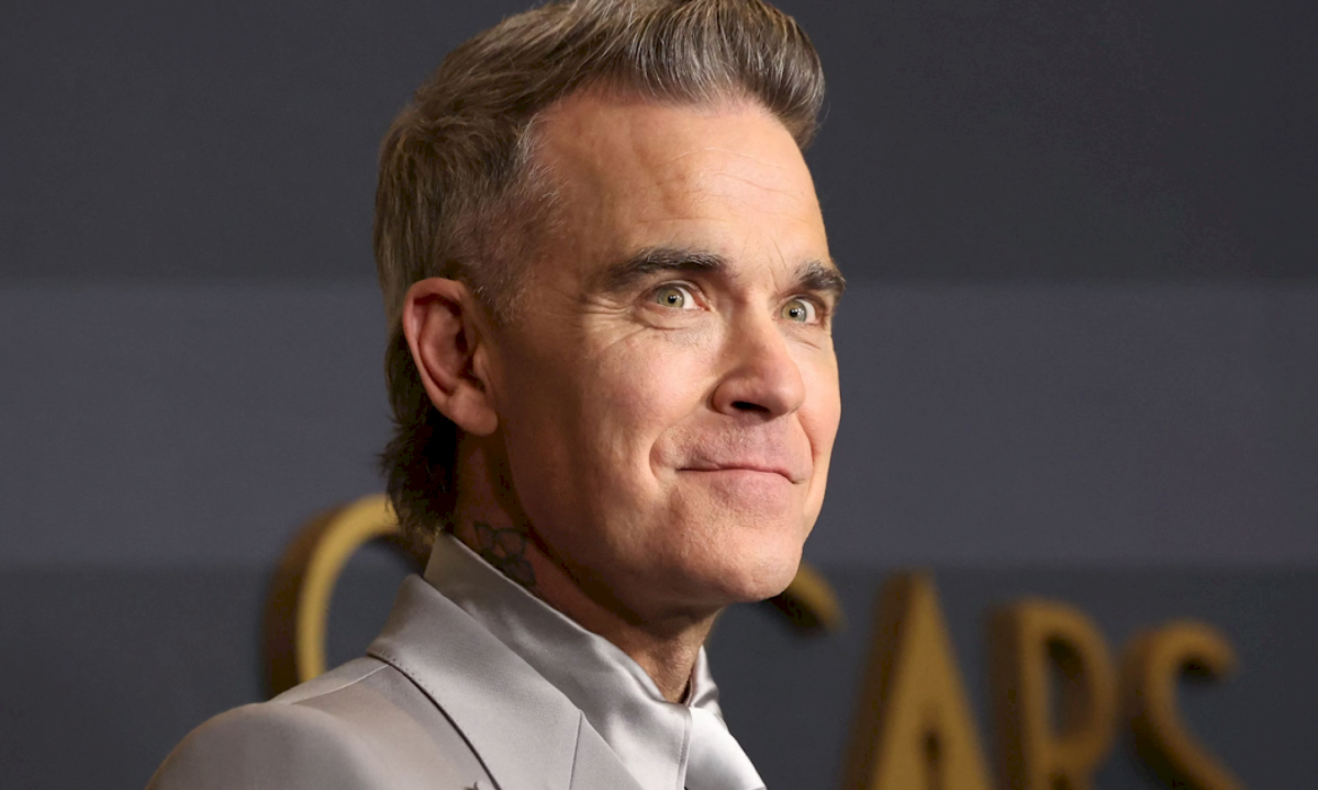 Sem aviso prévio, Robbie Williams estreia novo disco intitulado “Britpop”