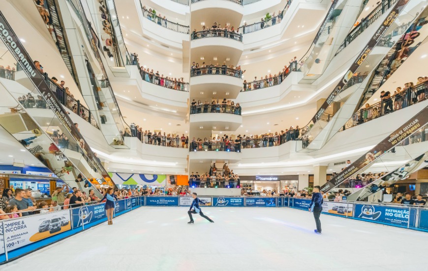 Pista de patinação no gelo é inaugurada no Villa Romana Shopping e recebe espetáculos do Snowland Gramado