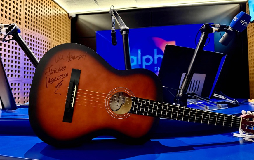 Concorra a um violão autografado por Jorge Vercillo