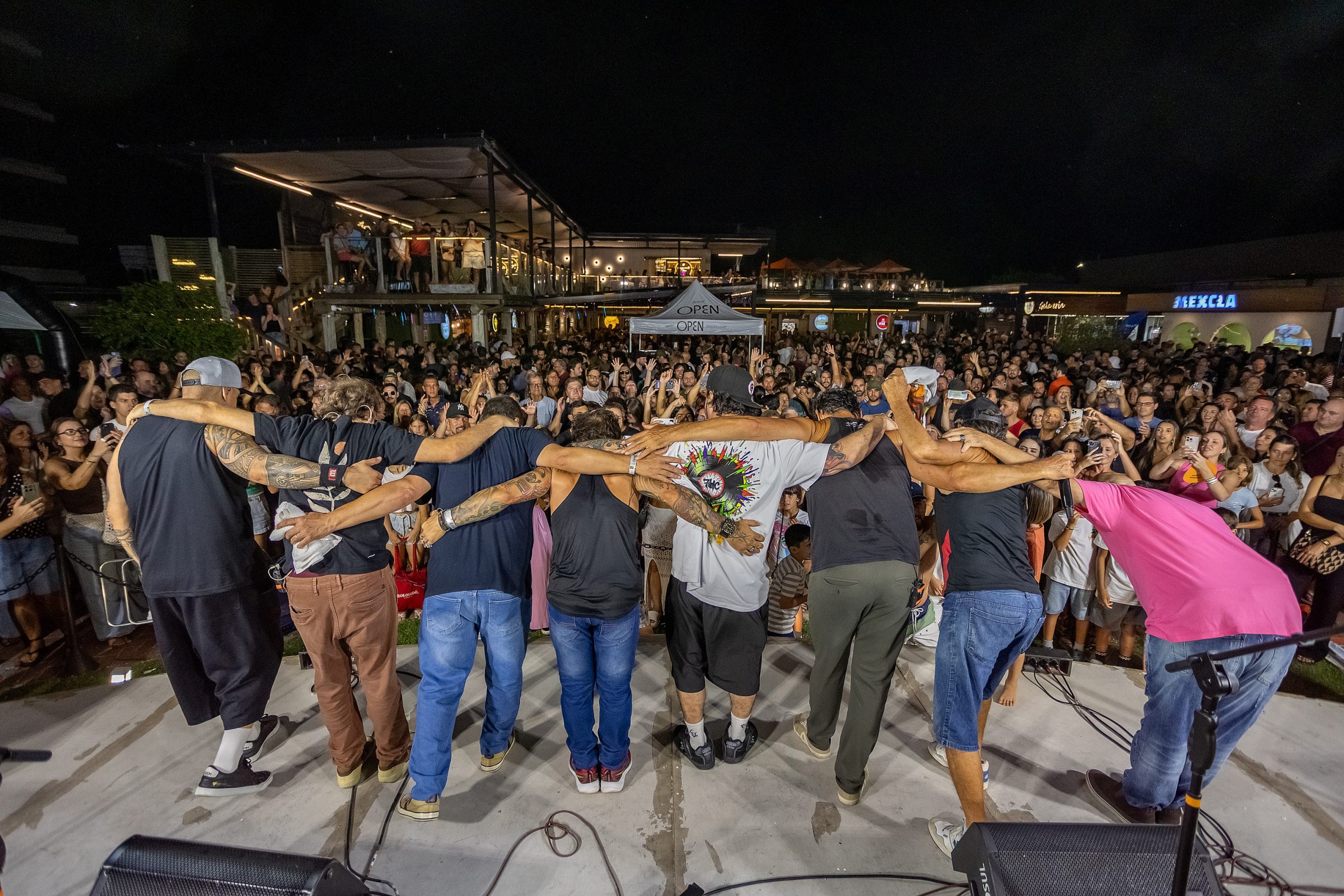 Alpha Open lota Jurerê e tem show histórico do Dazaranha em domingo memorável