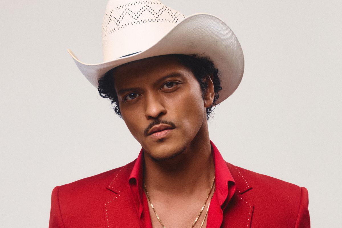 Bruno Mars retorna com “The Romantic” após quase 10 anos sem álbum solo