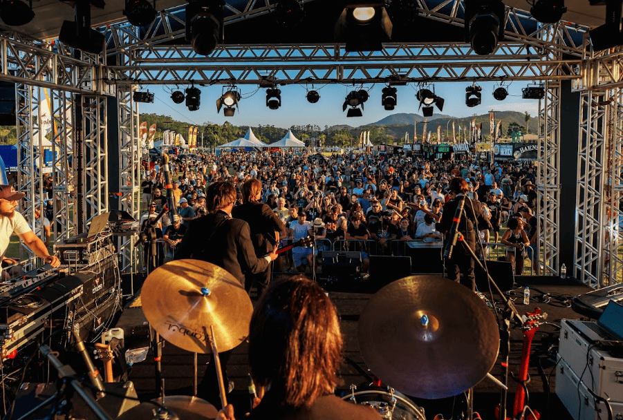 Rock Legends leva shows, gastronomia e transmissão da Copa à Beira-Mar Continental