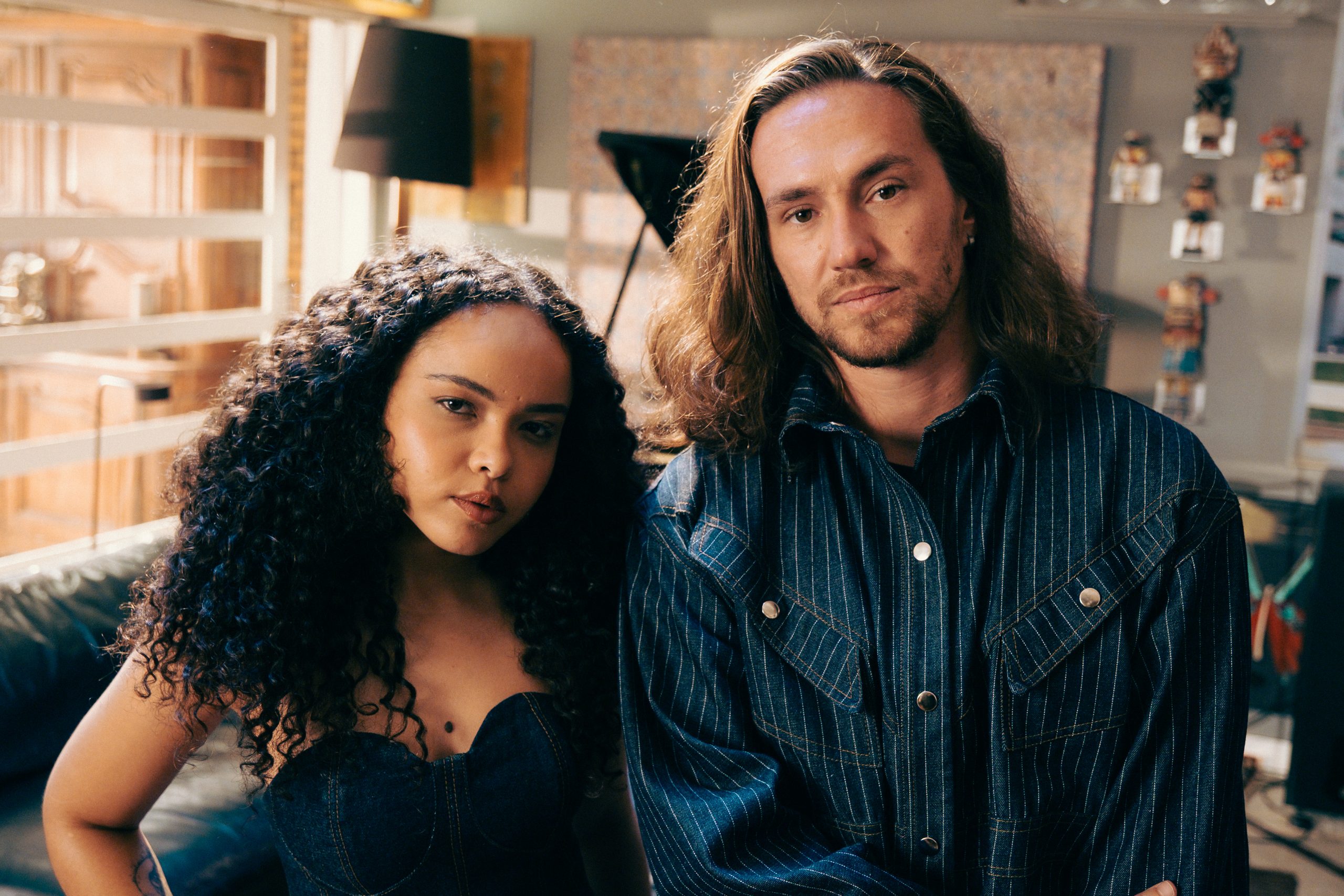Vitor Kley lança clipe de “Abalo Psicológico” ao lado de Joyce Alane