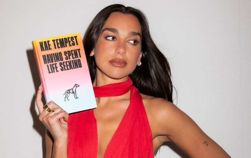 5 livros censurados que estão na biblioteca de Dua Lipa