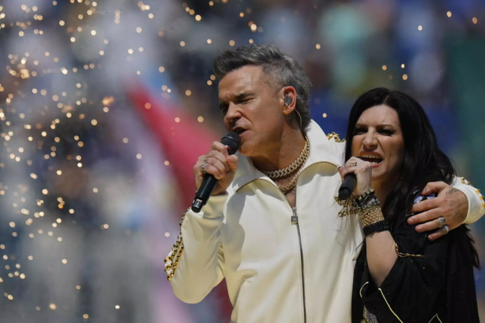 Laura Pausini e Robbie Williams cantarão juntos na final da Copa do Mundo