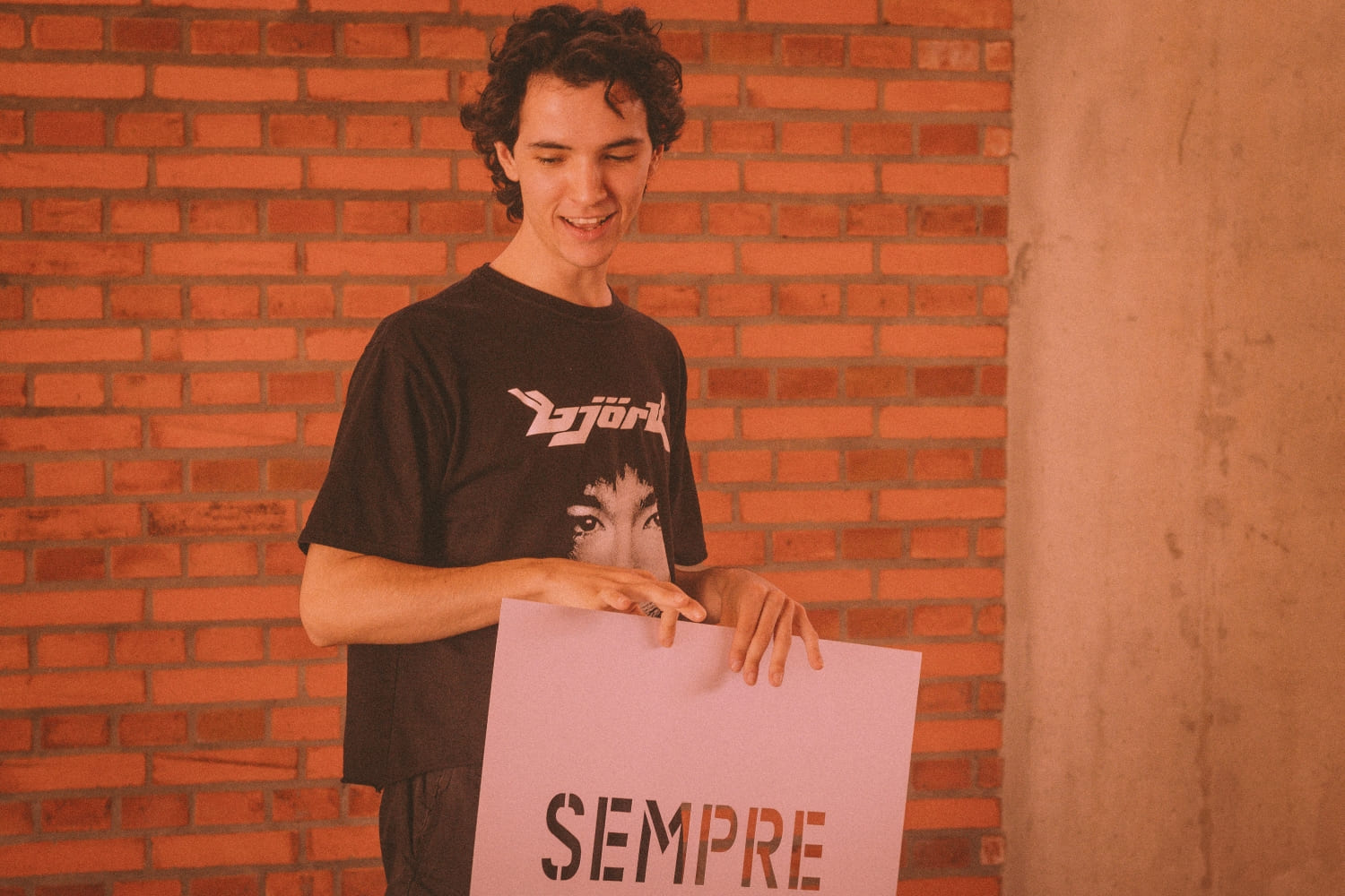 Da sala de aula para a galeria: Guilherme Bruschi estreia exposição individual em Florianópolis