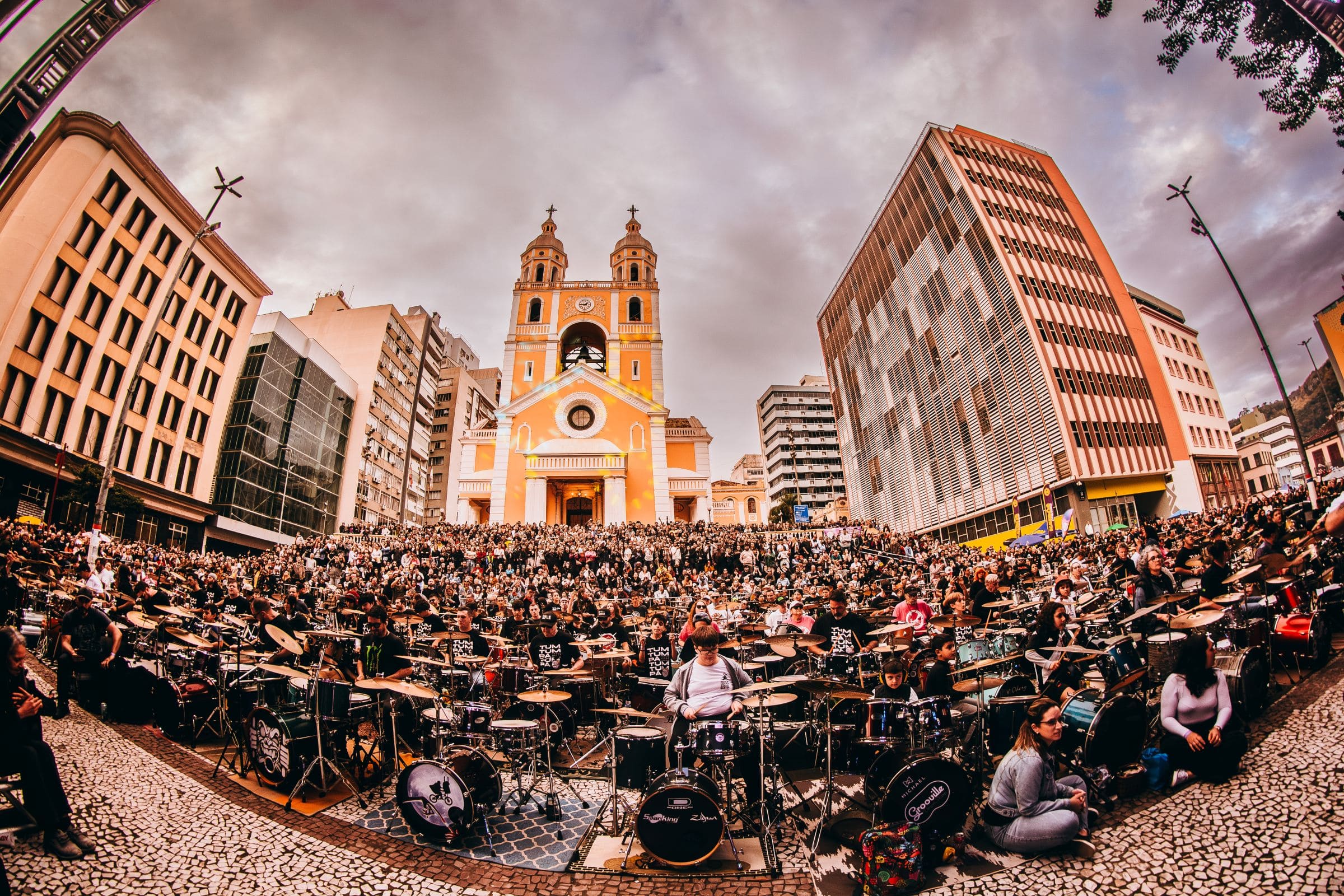 Orquestra de Baterias de Florianópolis reúne mais de 400 músicos em apresentação gratuita