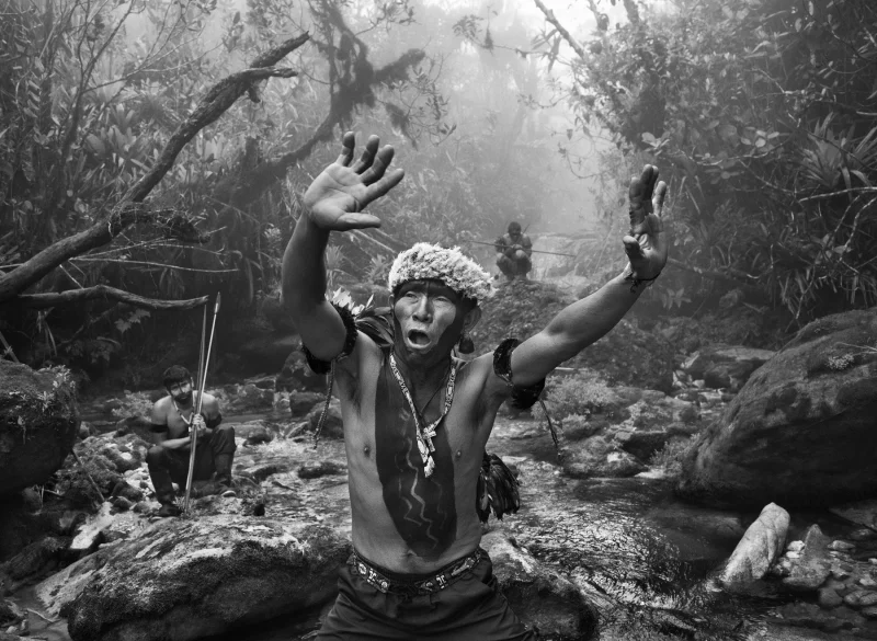 Xamã Yanomami em ritual durante a subida para o Pico da Neblina, na Amazônia (Foto Sebastião Salgado / 2014)
