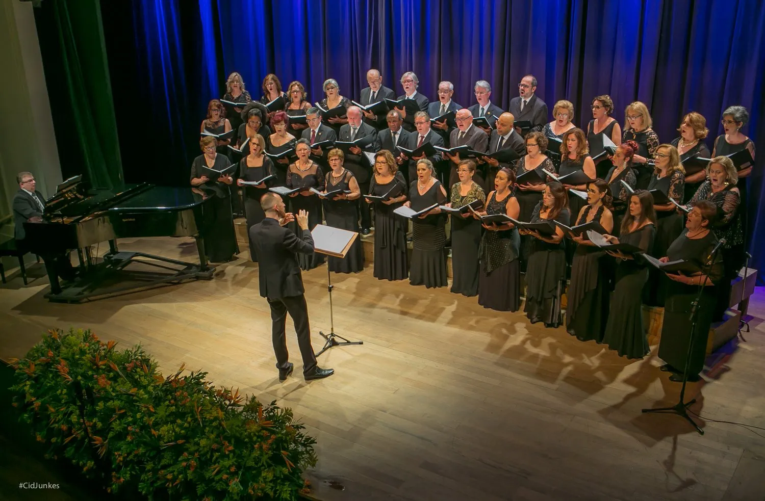 Coral Florianópolis celebra 66 anos com projeto ‘Música em Cena’