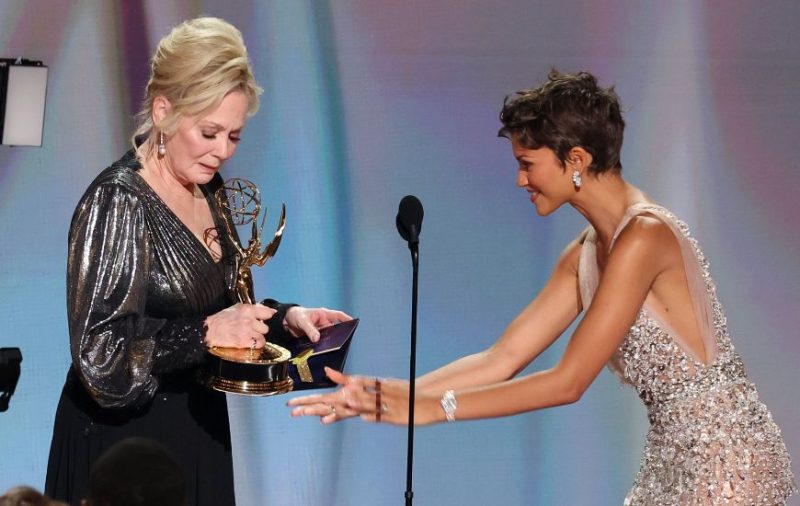 Jean Smart vence Melhor Atriz em Comédia no Emmy 2026  - Galeria 1 - Imagem 1