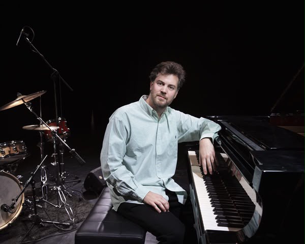 Vencedor de dois Grammys, baterista Edu Ribeiro se apresenta com pianista italiano em Florianópolis