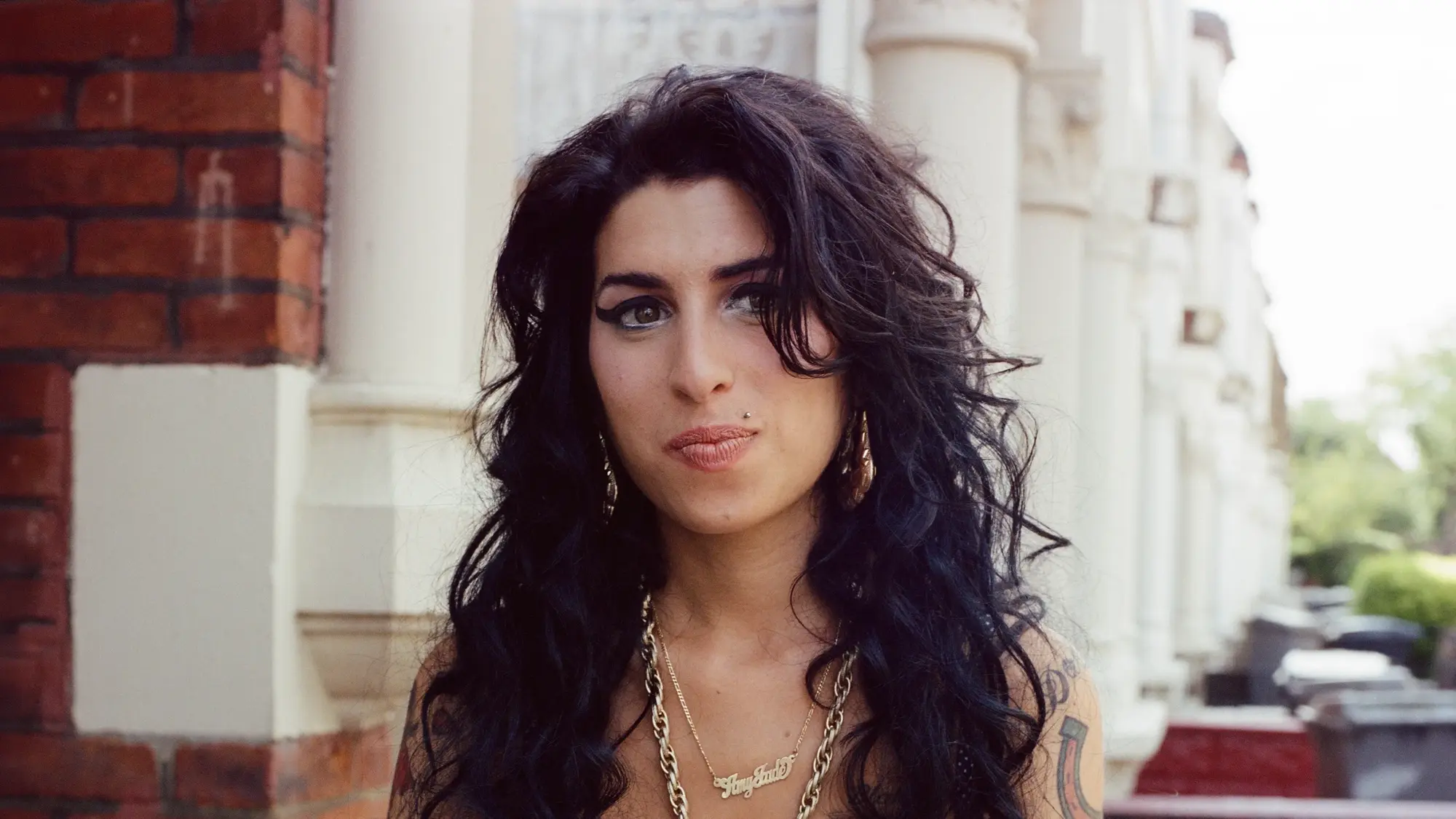 Quase duas décadas de “Back to Black”: relembre 5 faixas inesquecíveis de Amy Winehouse